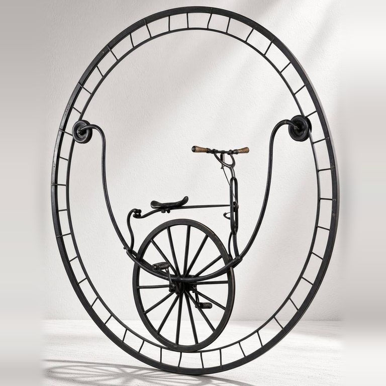 Monocycle de Rousseau construit à Marseille en 1869, grande roue en fer avec siège et pédalier intérieurs